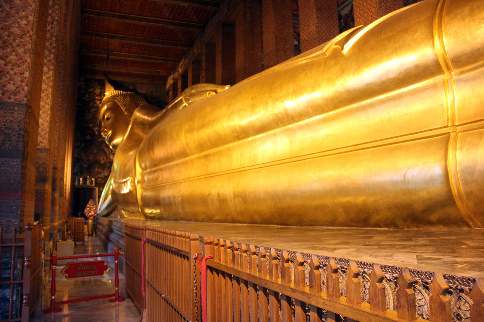 التمثال الكبير لبوذا متكئا 